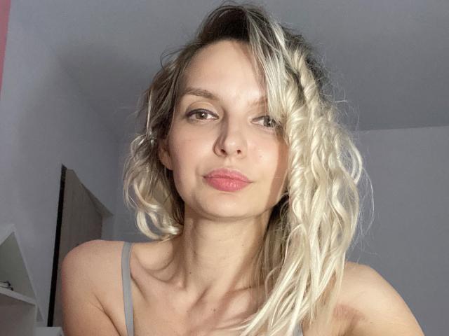 DouceAmelia - Porno na żywo i seks kamera - 18122378