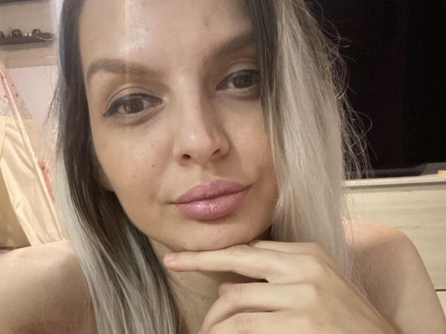 DouceAmelia - Live sex cam - 21922625
