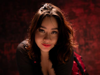 Photo de profil sexy du modèle LilyThompson, pour un live show webcam très hot !