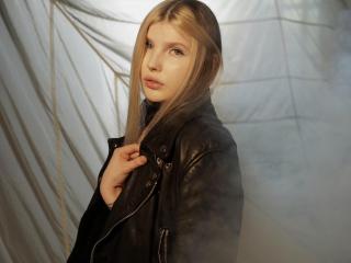 Foto de perfil sexi, da modelo AleksaKeller, para um live show webcam muito quente!